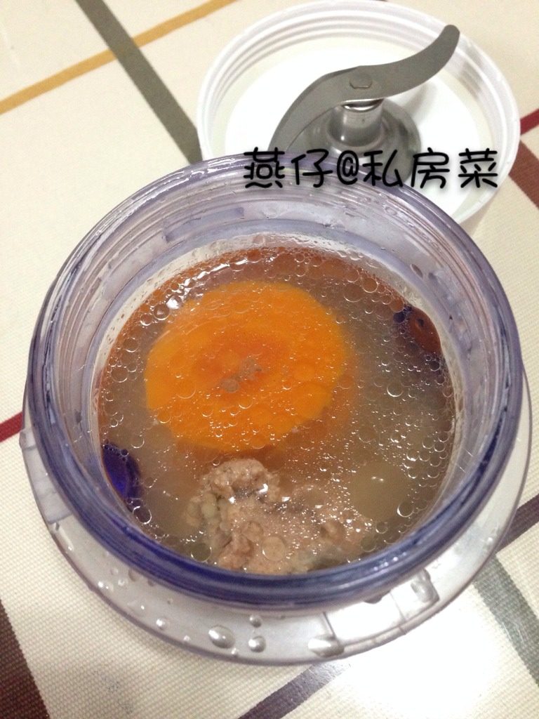 胡萝卜肉泥米糊（宝宝辅食）,如图把食材装入绞肉杯里，加入汤。