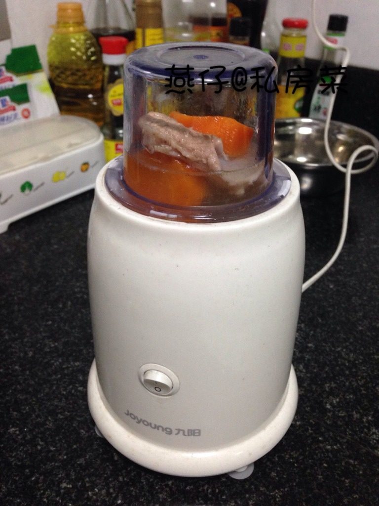 胡萝卜肉泥米糊（宝宝辅食）,如图放到料理机上搅拌一会儿。
