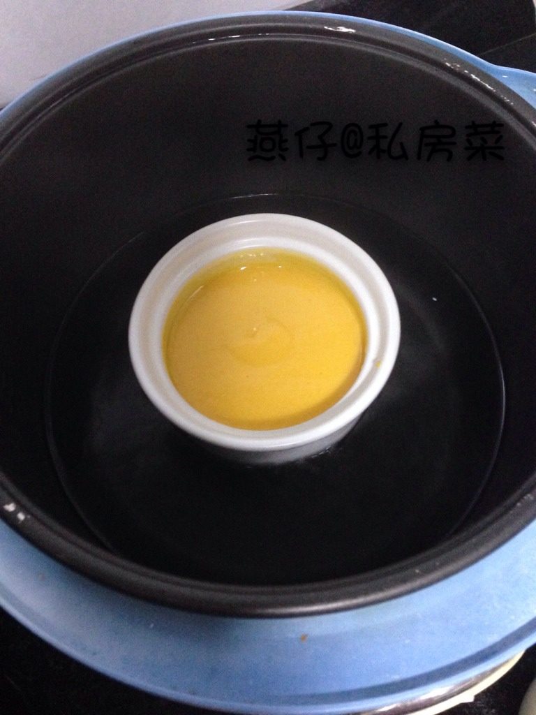 胡萝卜肉泥米糊（宝宝辅食）,如图最后放沸水中炖15分钟，即可食用。