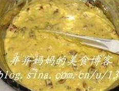 台湾香肠咸马芬,再加入香肠洋葱,用橡皮刮刀轻轻拌匀