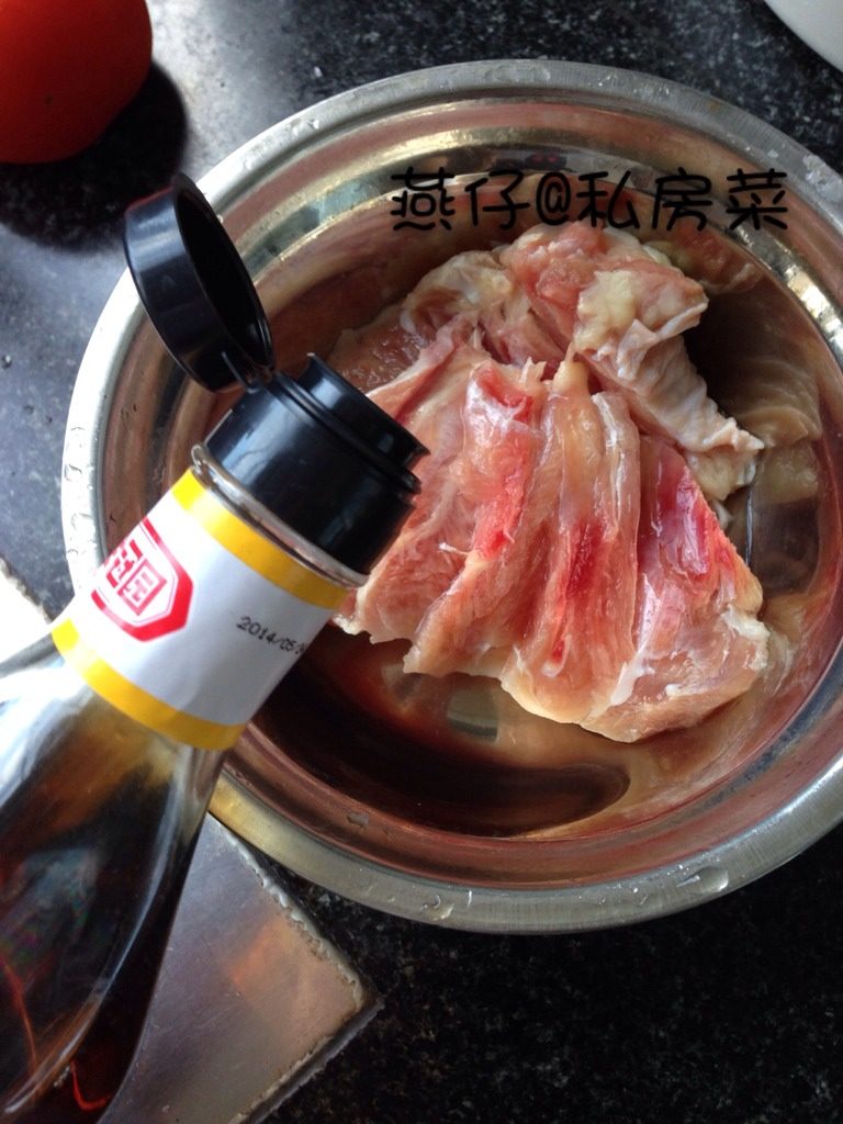 五香鸡腿饭,如图加入<a style='color:red;display:inline-block;' href='/shicai/ 718'>料酒</a>，盐，腌制15分钟。