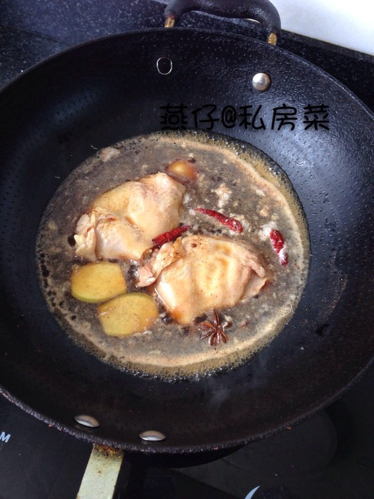 五香鸡腿饭,如图锅里加入鸡腿肉，<a style='color:red;display:inline-block;' href='/shicai/ 2800'>生姜</a>、<a style='color:red;display:inline-block;' href='/shicai/ 2795'>蒜头</a>、<a style='color:red;display:inline-block;' href='/shicai/ 86474'>干辣椒</a>、<a style='color:red;display:inline-block;' href='/shicai/ 695'>八角</a>、<a style='color:red;display:inline-block;' href='/shicai/ 692'>酱油</a>、<a style='color:red;display:inline-block;' href='/shicai/ 3729'>白糖</a>、<a style='color:red;display:inline-block;' href='/shicai/ 744'>五香粉</a>、水。