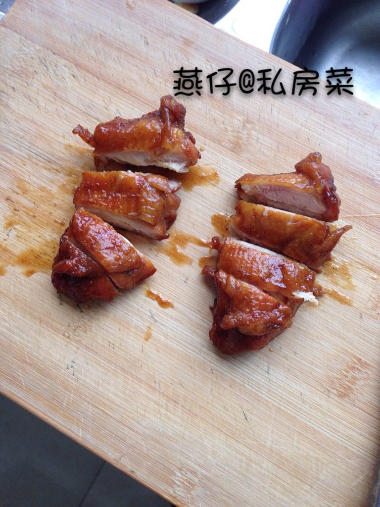 五香鸡腿饭,如图放凉切块。