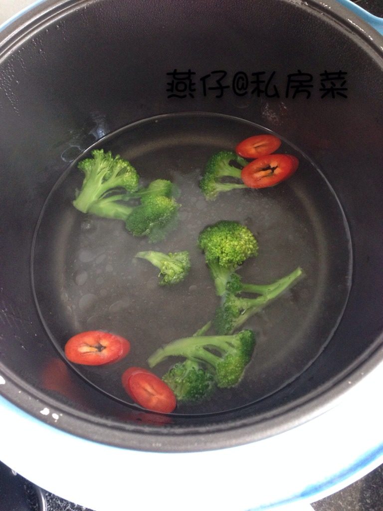 五香鸡腿饭,如图<a style='color:red;display:inline-block;' href='/shicai/ 119'>西兰花</a>和<a style='color:red;display:inline-block;' href='/shicai/ 86663'>红辣椒</a>洗净，下锅焯水，煮熟。