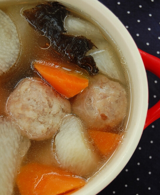 时蔬肉丸汤,最后加入<a style='color:red;display:inline-block;' href='/shicai/ 431'>肉丸</a>煮3－5分钟即可