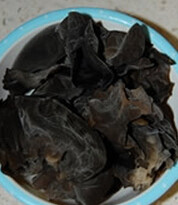 时蔬肉丸汤,<a style='color:red;display:inline-block;' href='/shicai/ 136'>黑木耳</a>用冷水泡发后，去蒂洗净