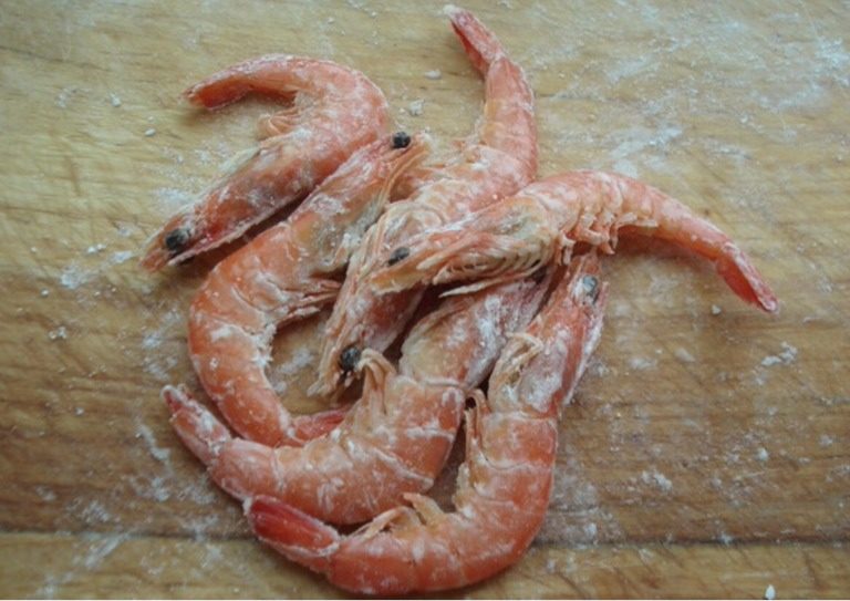 超简单版【黑椒酥炸虾】,虾化冻后洗净（鲜虾就更好了，记得去虾线），撒少许<a style='color:red;display:inline-block;' href='/shicai/ 512'>玉米淀粉</a>、食盐拍匀，腌制10分钟