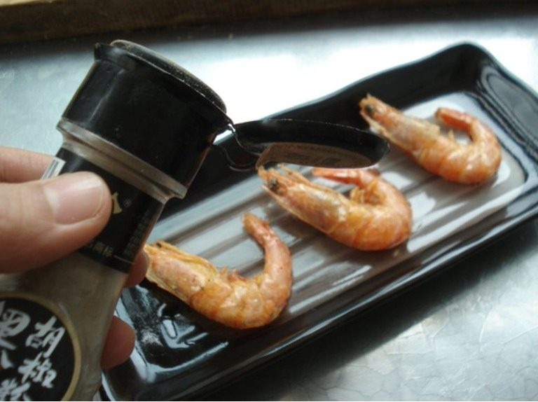 超简单版【黑椒酥炸虾】,出锅后撒上<a style='color:red;display:inline-block;' href='/shicai/ 3931'>黑椒</a>即可（当然你也可以撒别的，臭豆腐老干妈不限）