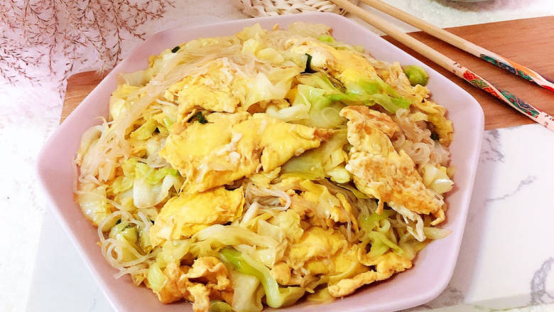 包菜粉丝炒鸡蛋,口感清香的包菜粉丝炒鸡蛋就上桌了!