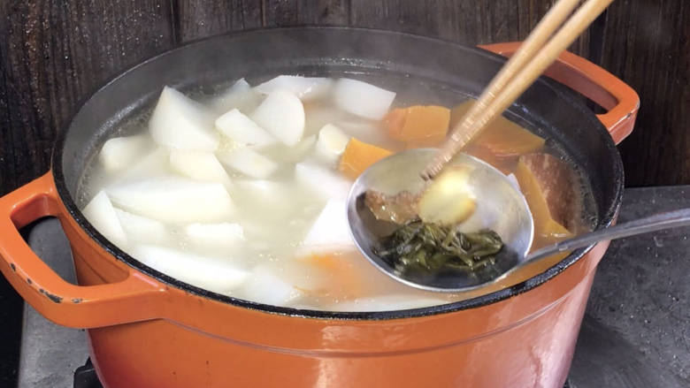 南瓜萝卜汤,南瓜熟软后,取出葱姜丢弃