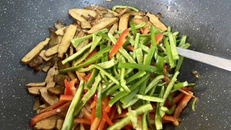 双椒豆干➕双椒五花肉炒豆干,加入尖椒甜椒丝,中大火翻炒断生