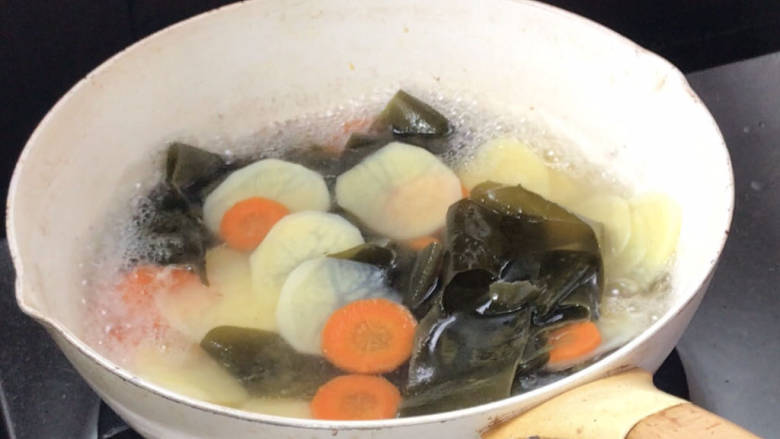 【家常版】冷串串,再起锅烧开水,放入除洋葱外的所有食材,煮至断生
