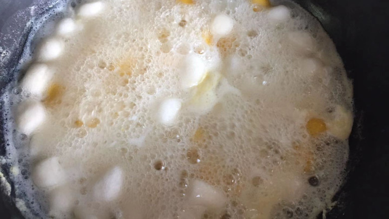 牛奶芋圆,水烧开,下入芋圆煮至漂浮就是熟了。里面煮了一个荷包蛋,所以有白沫