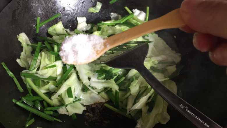 韭菜豆芽炒粉丝,加入盐，翻炒