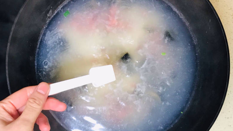 皮蛋火腿粥,大火煮沸,撒入盐调味