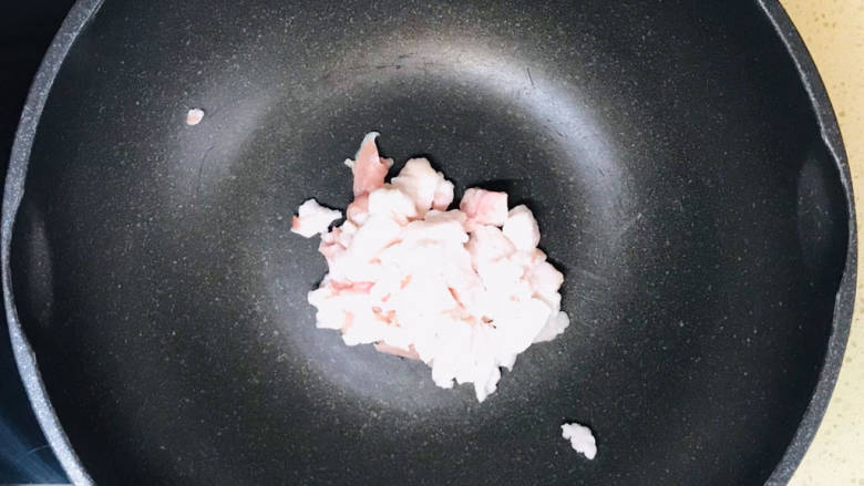 山药胡萝卜炖羊肉,肥肉切成小丁,加入锅里