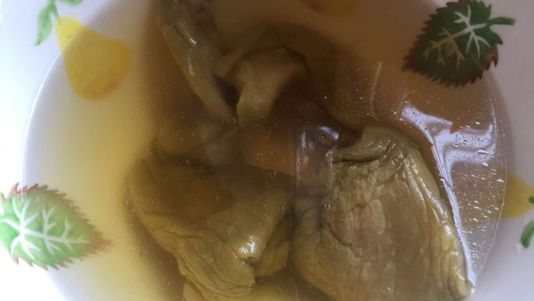 脆瓜炒茄子,自己腌制的脆瓜,拿两条出来泡上水