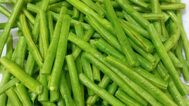 排骨土豆炖豆角,将豆角摘成小段,并洗干净备用