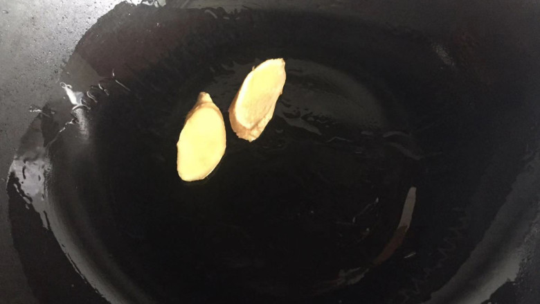香辣鲫鱼,热锅倒油,下入姜片