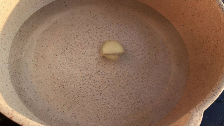 青菜肉丝面,起锅注入适量清水,放入姜片煮沸