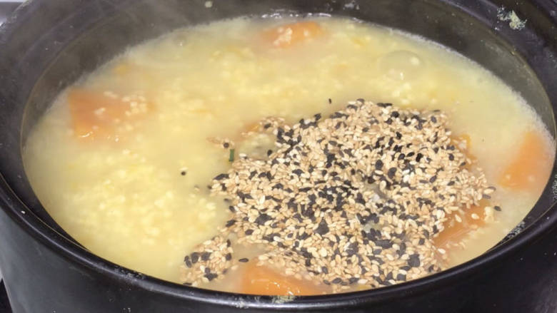 芝麻南瓜小米粥,放入熟芝麻,拌匀