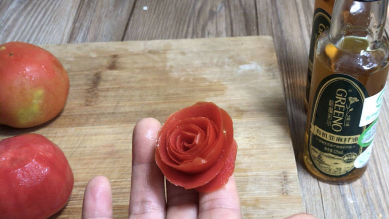 番茄藕丁,<a style='color:red;display:inline-block;' href='/shicai/ 59'>番茄</a>皮削下整根,卷成卷成一朵玫瑰花,可以摆盘用