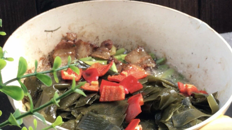 海带炒肉片,加入海带和红椒,翻炒均匀