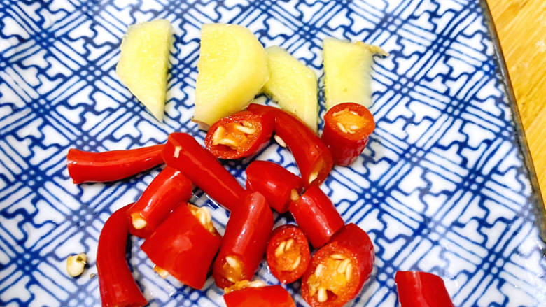 黄瓜炒肉片,<a style='color:red;display:inline-block;' href='/shicai/ 86663'>红辣椒</a>