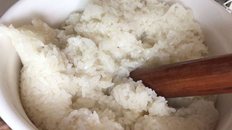 揣糍粑,将煮好的糯米饭,装入厚实的容器中,死劲的揣