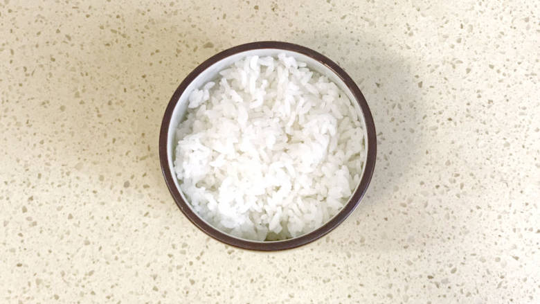 番茄海鲜饭,<a style='color:red;display:inline-block;' href='/shicai/ 507'>米饭</a>提前蒸熟,盛到碗里