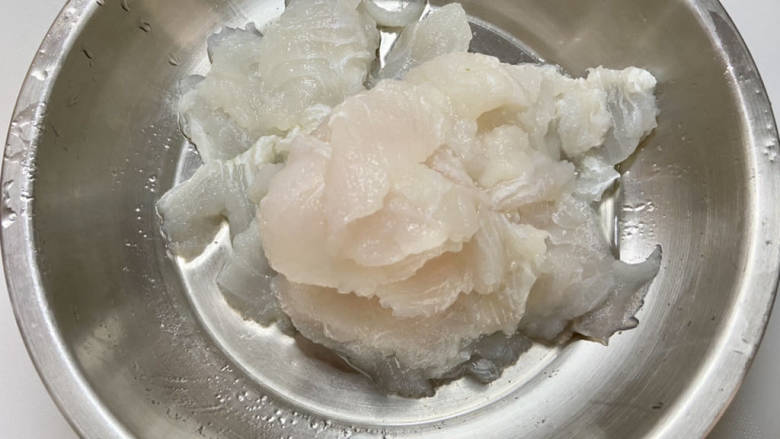 番茄炒鱼片,龙利鱼清洗,斜刀片成鱼片,厨房纸巾攒干水分