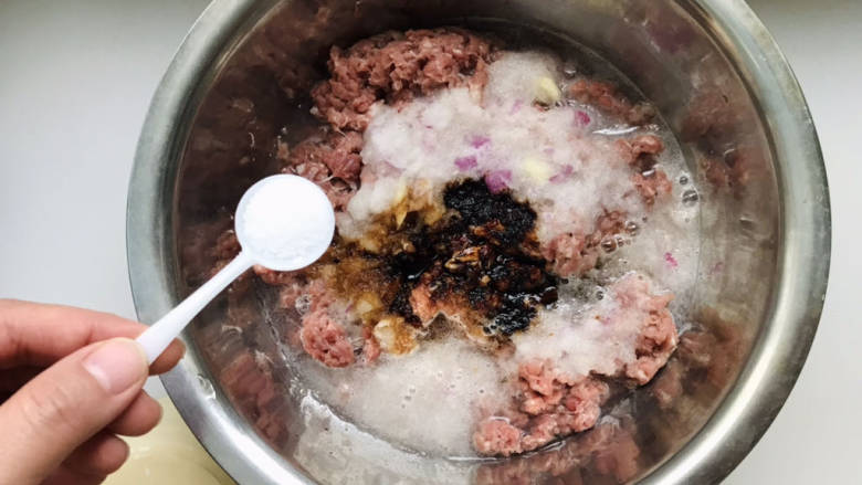 牛肉锅贴,依据自己的口味加盐;