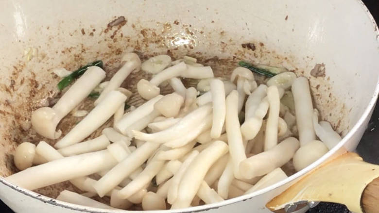 双椒牛排,加入白玉菇,炒匀至变软