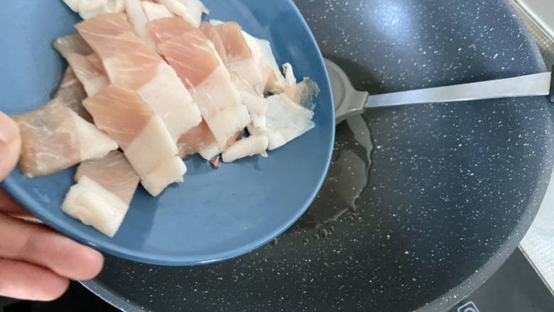 干煸圆白菜,开始下锅:热锅后加少许食用油,下肉片,中火煸炒出油