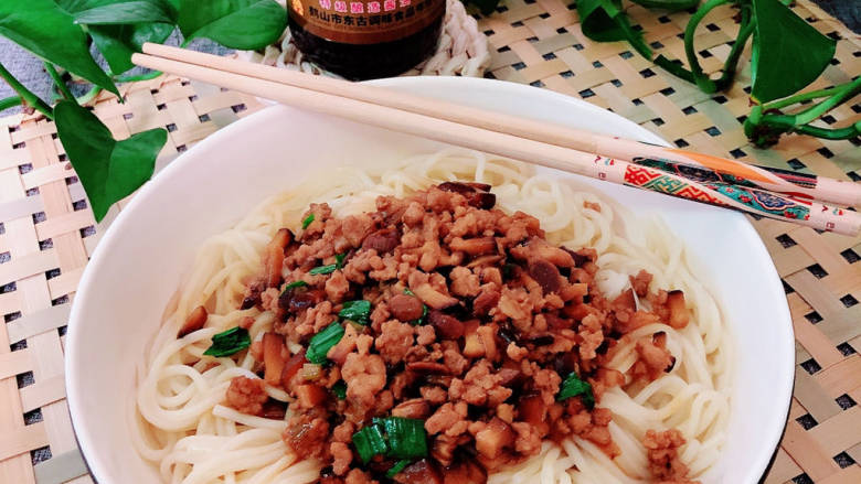 肉酱拌面,拌一拌,太好吃了,小朋友轻松吃一大碗!