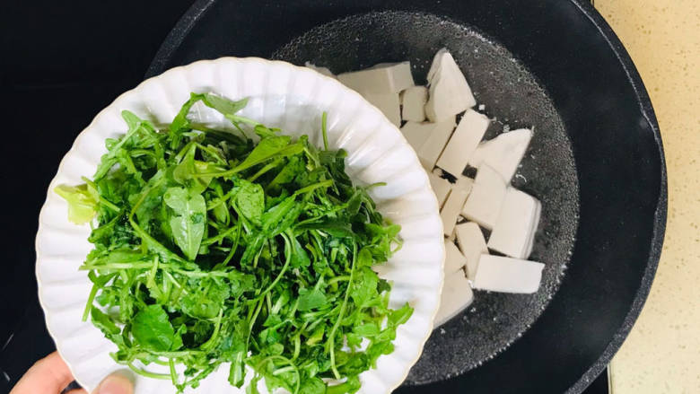 豆腐蛋花汤,继续煮沸,加入荠菜