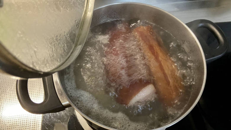 红烧猪肥肉➕土豆烧肥腊肉,腊肉表面刷洗干净,水开下锅,加一汤匙<a style='color:red;display:inline-block;' href='/shicai/ 718'>料酒</a>