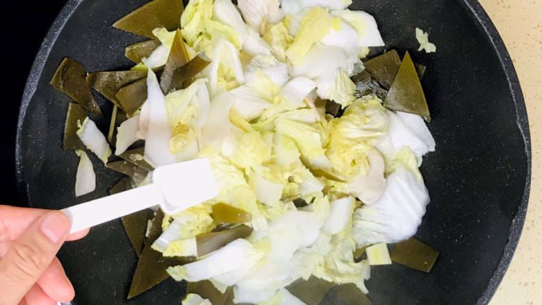 海带炒肉片,加入白菜,炒至白菜恹恹,撒入盐调味