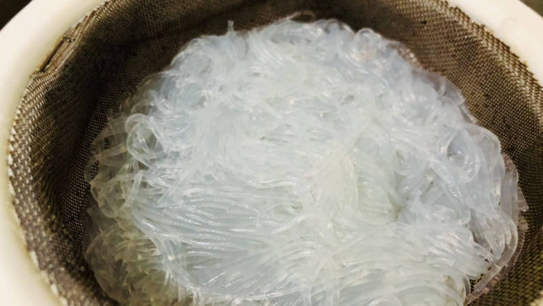 凉拌粉丝黄瓜,粉丝烫软后过一下冷水,避免沾粘在一起。