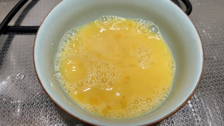 苦瓜炒藕,鸡蛋打入碗中,加少许盐,搅拌成均匀蛋液