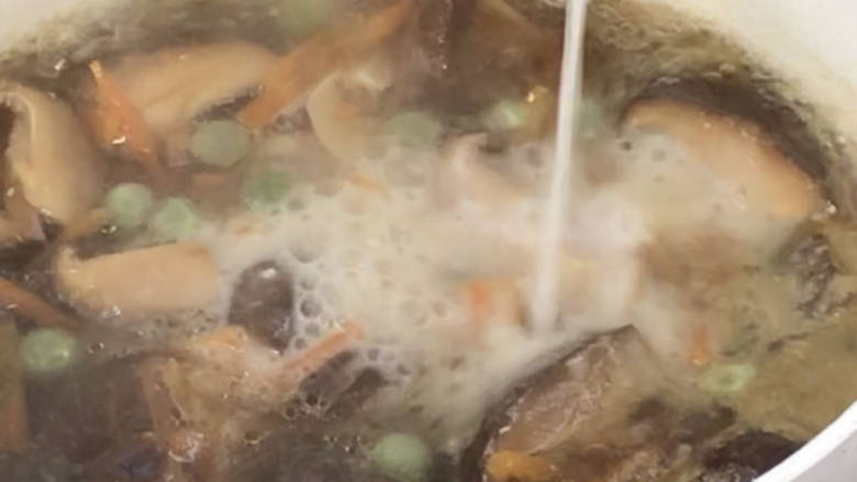 芝香豆腐,淋入淀粉勾薄芡,边淋淀粉水边搅拌至沸腾