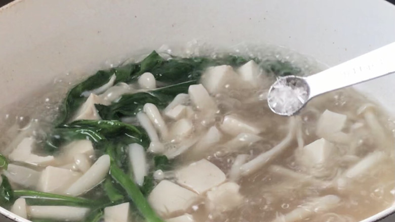 海鲜菇豆腐汤,加入<a style='color:red;display:inline-block;' href='/shicai/ 717'>味精</a>,拌匀