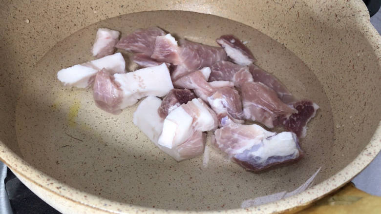 五花肉焖莲藕,起锅注入适量清水,放入猪肉,拌匀煮沸
