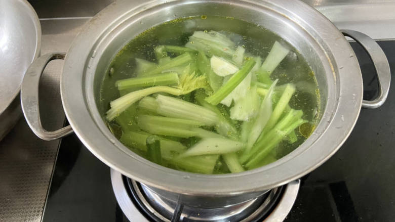西芹炒香干,下西芹,中火煮半分钟,捞出过凉
