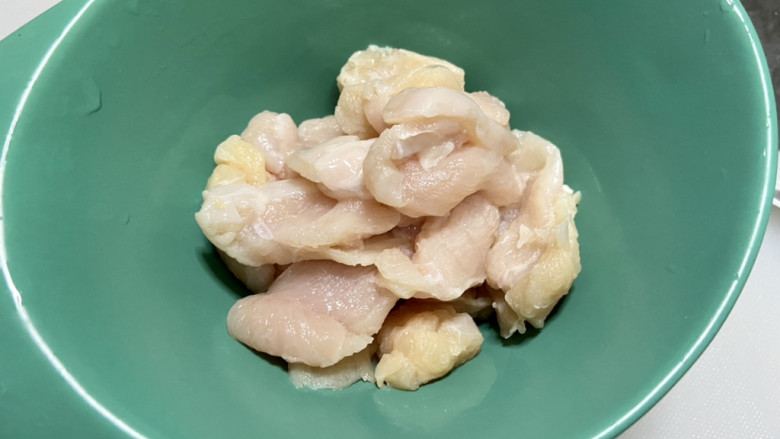冬瓜瘦肉汤➕冬瓜香菇鸡肉汤,鸡胸肉平铺,用刀背轻敲鸡胸肉成约两毫米的片