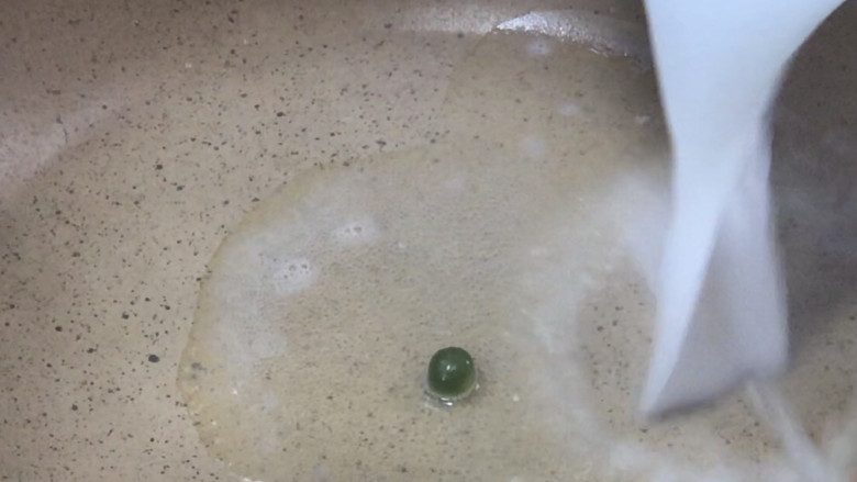 鲜虾豆腐,将汤汁沥入干净的锅中,加入适量淀粉水