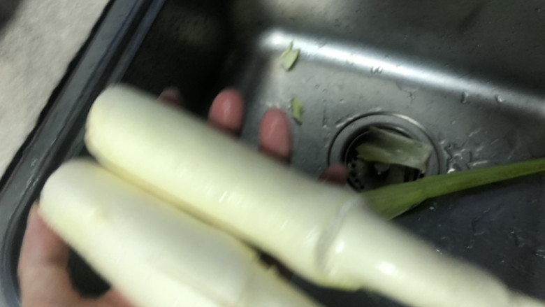 茭白烧肉,削去老的根部,清洗干净