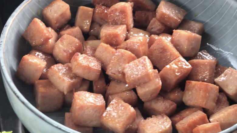 辣椒毛豆炒午餐肉,煎至表面金黄,捞出备用