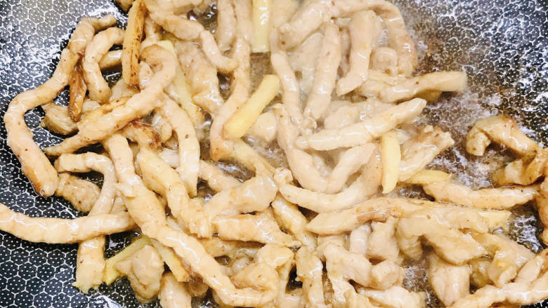 莴笋炒肉丝,炒至九成熟,装盘备用