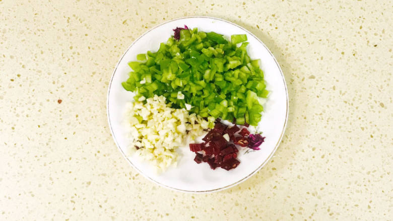 椒盐日本豆腐,青红椒和<a style='color:red;display:inline-block;' href='/shicai/ 2794'>大蒜</a>洗净,切碎